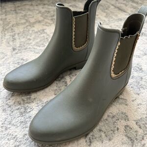 Stylish Green Women's Chelsea Boots